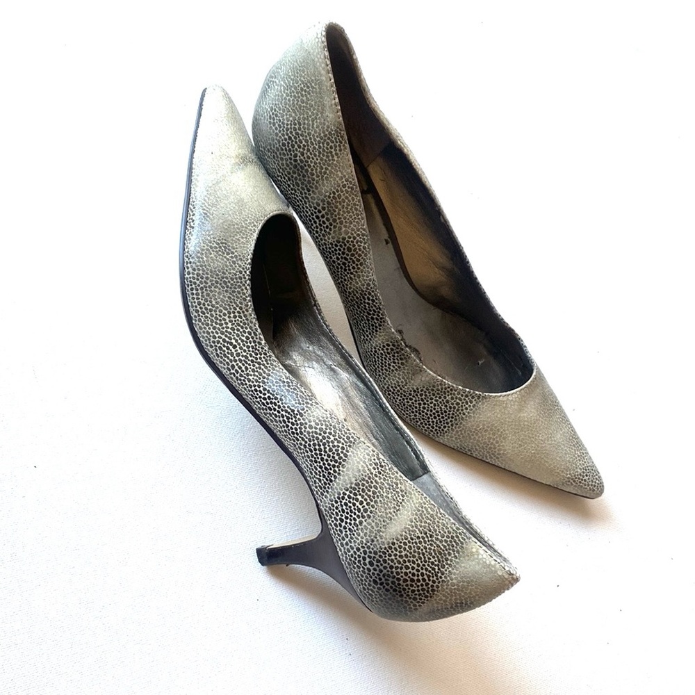 Bandolino Elegant Gray pointed toe snake print Women's kitten Heels, Size 8